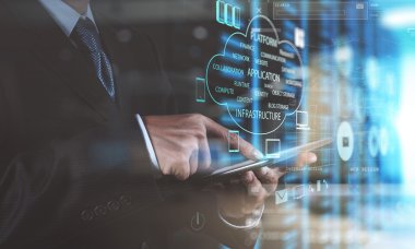 dijital tablet ve dizüstü bilgisayar ile çalışan tasarımcı el
