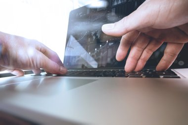 dijital tablet ve dizüstü bilgisayar ile çalışan tasarımcı el