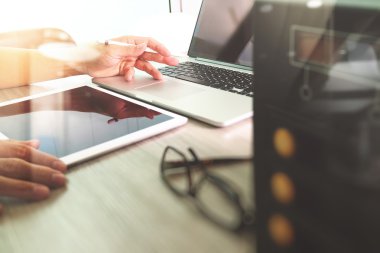 Dijital tablet ile çalışan web sitesi tasarımcısı çalışan işadamı