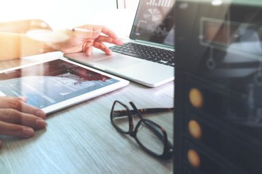 Web sitesi tasarımcısı dijital tablet ve bilgisayar laptop ile çalışma