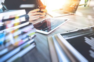 Web sitesi tasarımcısı dijital tablet ve bilgisayar laptop ile çalışma