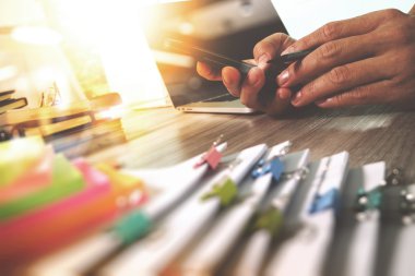 ofis masaları ile akıllı telefon ve dijital iş belgeleri 