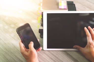 Web sitesi tasarımcısı çalışma boş ekran dijital tablet ve kitap w