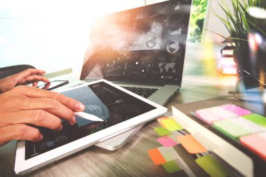 Dijital tablet bilgisayar ve akıllı telefon çalışma iş adamı