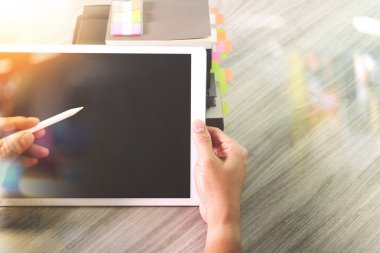 Web sitesi tasarımcısı çalışma boş ekran dijital tablet ve kitap w