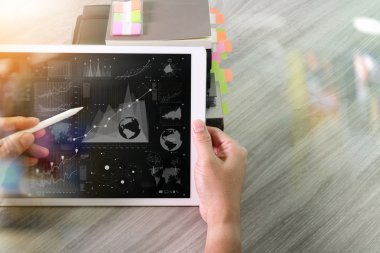 iş adamı el digita ile dijital tablet bilgisayarda çalışma