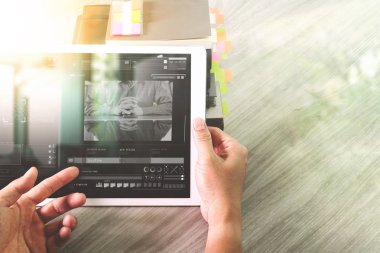 İşadamı el dijital tablet ile video konferans katılıyor 