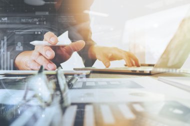 ofis masaları ile dizüstü bilgisayar ve zeki iş belgeleri