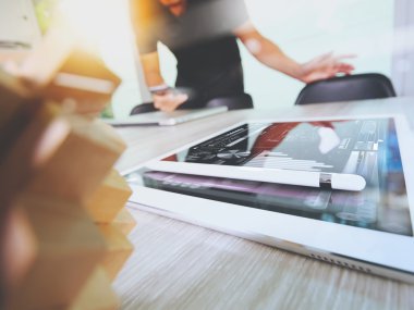  adam çalışma ile ahşap bulmaca ve kalem kalem ve tablet bilgisayar