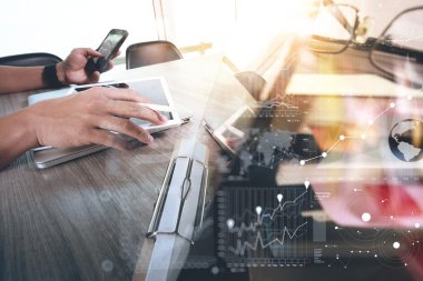 ofis masaları ile akıllı telefon ve dijital iş belgeleri 