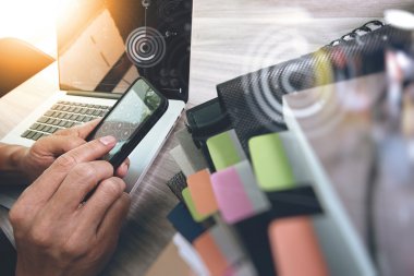 Tasarımcı el dijital tablet ve dizüstü bilgisayar ile çalışan bir