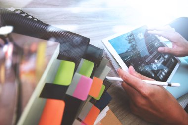 ofis masaları ile akıllı telefon ve dijital iş belgeleri 