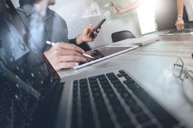 veri ve dijital tablet tartışan iki arkadaşları işadamı bir