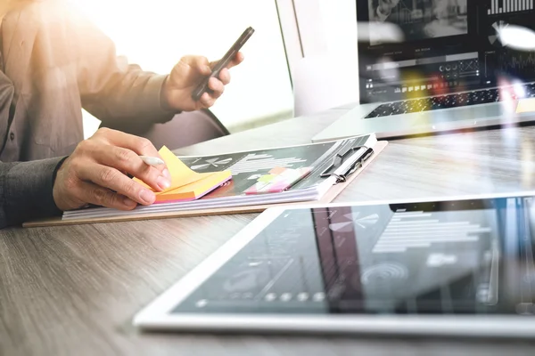 Mano del progettista che lavora con la compressa digitale ed il computer portatile — Foto Stock