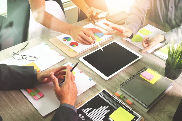 Diseñador de mano que trabaja con la tableta digital y ordenador portátil — Foto de Stock