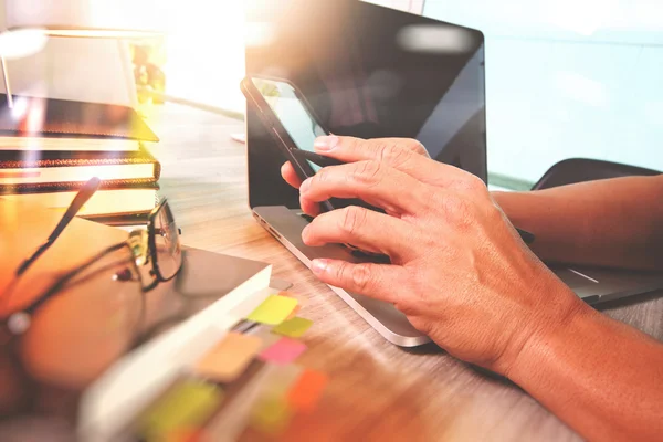 Homem de negócios mão trabalhando no computador tablet digital e inteligente p — Fotografia de Stock