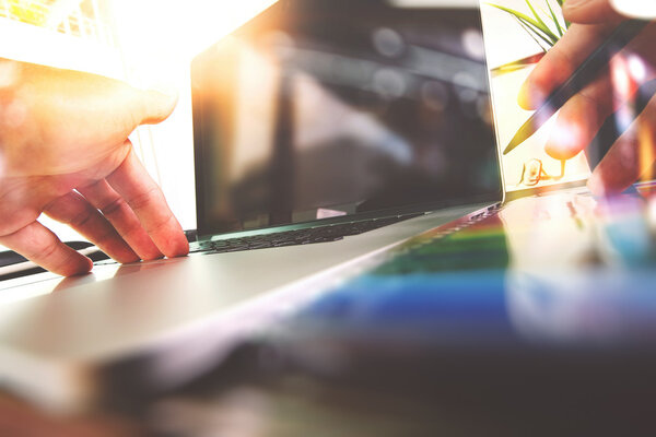 закрытие рук при работе с ноутбуком на дереве
