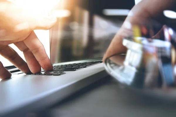 Medicin läkare hand arbeta med moderna digitala tablett och lapt — Stockfoto