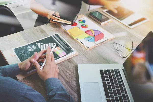 Geschäftsmann präsentiert sich mit Kollegen und Geschäftspartnern — Stockfoto