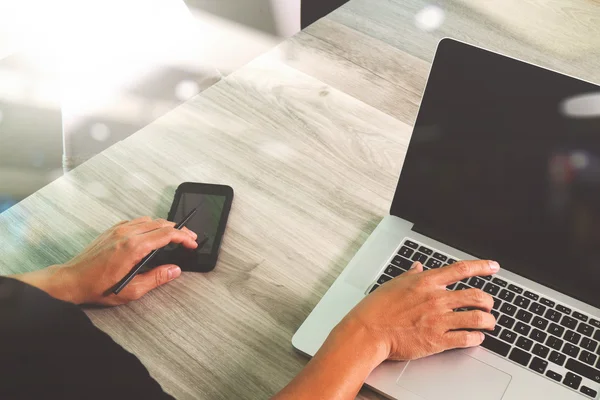 Diseñador de trabajo a mano y teléfono inteligente y portátil de pantalla en blanco un — Foto de Stock