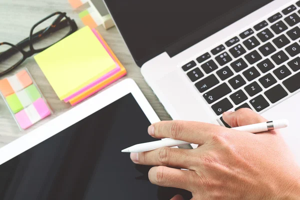 Uomo d'affari che lavora con computer tablet digitale e smartphone — Foto Stock