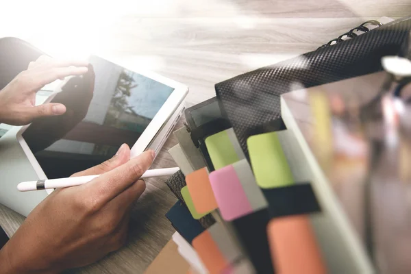 Diseñador de mano que trabaja con la tableta digital y ordenador portátil un —  Fotos de Stock