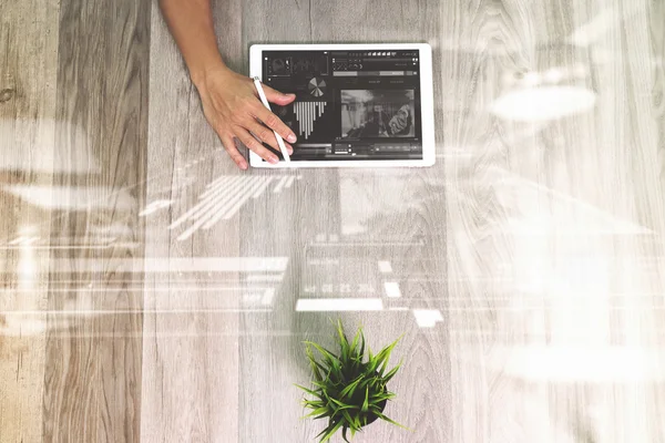 Επιχειρηματίας χέρι δουλεύοντας με γραφίδα ψηφιακό tablet υπολογιστή — Φωτογραφία Αρχείου