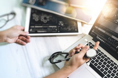 Tıbbi teknoloji kavramı. Doktor el ile modern digi çalışma
