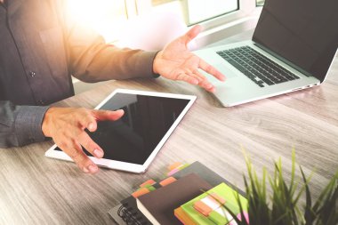 Boş ekran dijital tablet ve compute çalışma Web sitesi tasarımcısı