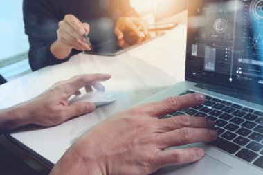 iki arkadaşları Web sitesi Tasarımcısı veri ve dijital tabl tartışıyor