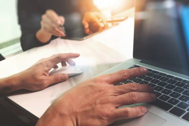 iki arkadaşları Web sitesi Tasarımcısı veri ve dijital tabl tartışıyor