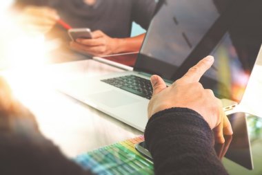 Fotoğraf Web grafik tasarımcı el yeni proje mod ile çalışma