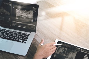 işadamı el Stylus kalem dijital tablet akıllı ph ile çalışma