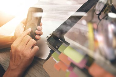 Tasarımcı el dijital tablet ve dizüstü bilgisayar ile çalışan bir