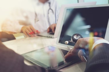 Tıbbi teknoloji ağ takım kavramı. Doktor el çalışma zekâ