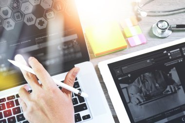 Doktor zeki ile dijital tablet ve dizüstü bilgisayar ile çalışma