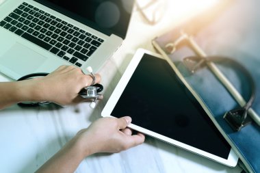 Tıbbi teknoloji kavramı. Doktor el ile modern digi çalışma