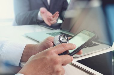 Tıbbi teknoloji ağ takım toplantı kavramı. Doktor el wor