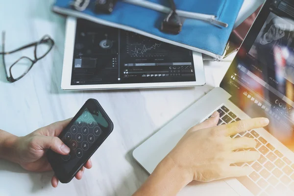 Mano uomo d'affari che lavora con computer tablet digitale e intelligente — Foto Stock