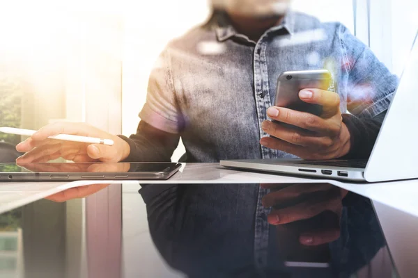 Diseñador de mano trabajando en un estudio creativo. Uso de la computadora portátil moderna di — Foto de Stock