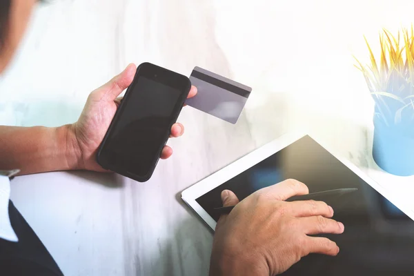 Zakenman handen houden plastic creditcard en het gebruik van digitale — Stockfoto
