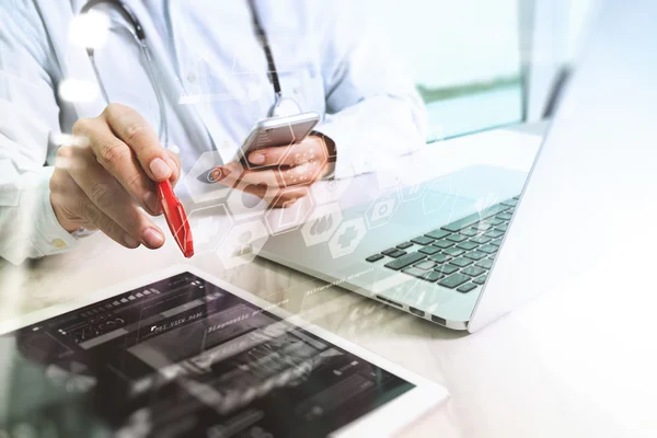 Concepto de tecnología médica. Mano de doctor trabajando con digi modernos — Foto de Stock