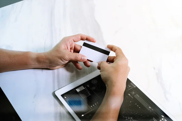 Empresário mãos segurando cartão de crédito de plástico e usando digital — Fotografia de Stock