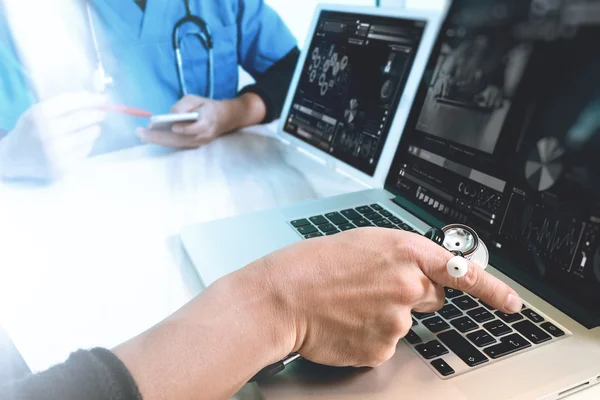 Conceito de reunião de equipe de tecnologia médica. Médico mão wor — Fotografia de Stock