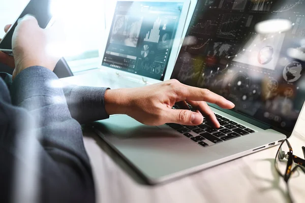 Hombre de negocios trabajando a mano en ordenador portátil con capa digital b —  Fotos de Stock