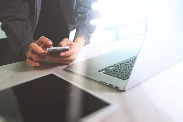 Uomo d'affari mano che lavora sul computer portatile e digita — Foto Stock