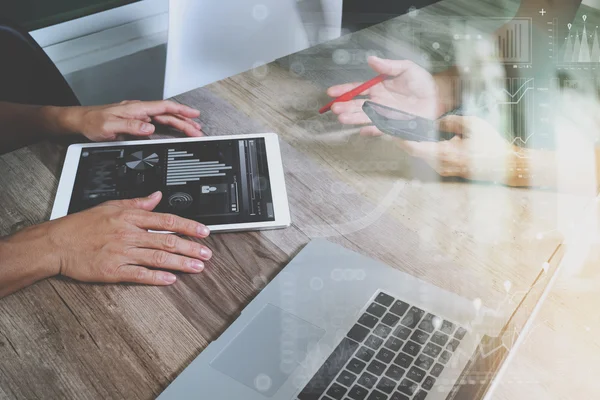 Geschäftsmann präsentiert sich mit Kollegen und Geschäftspartnern — Stockfoto