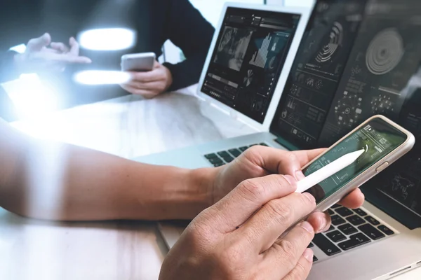 Business-Team-Sitzung anwesend. Foto professioneller Investor arbeitet mit neuem Startup-Projekt. Finanz-Manager treffen sich. Digital Tablet Laptop-Computer Design Smartphone mit, Sonneneruptionseffekt — Stockbild Business-Team-Sitzung anwesend. Foto professioneller Investor worki — Stockfoto