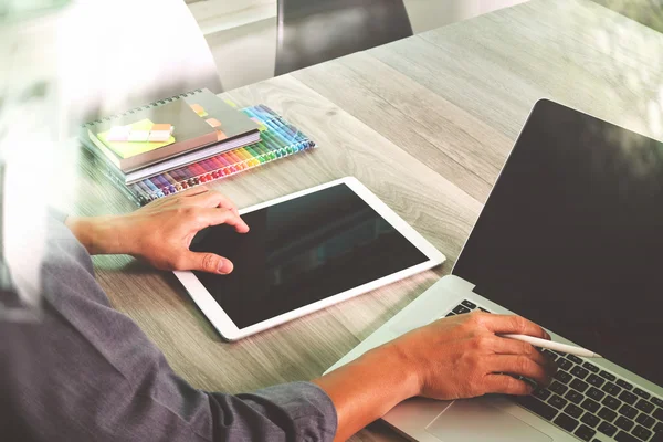 Business man hand working on blank screen laptop computer and d — 스톡 사진