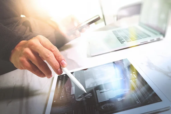 Designer-Hand arbeitet mit Laptop-Computer auf Marmorschreibtisch als res — Stockfoto